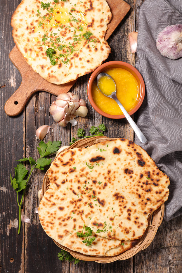 Celozrnná pita, indický chléb naan a tortilla